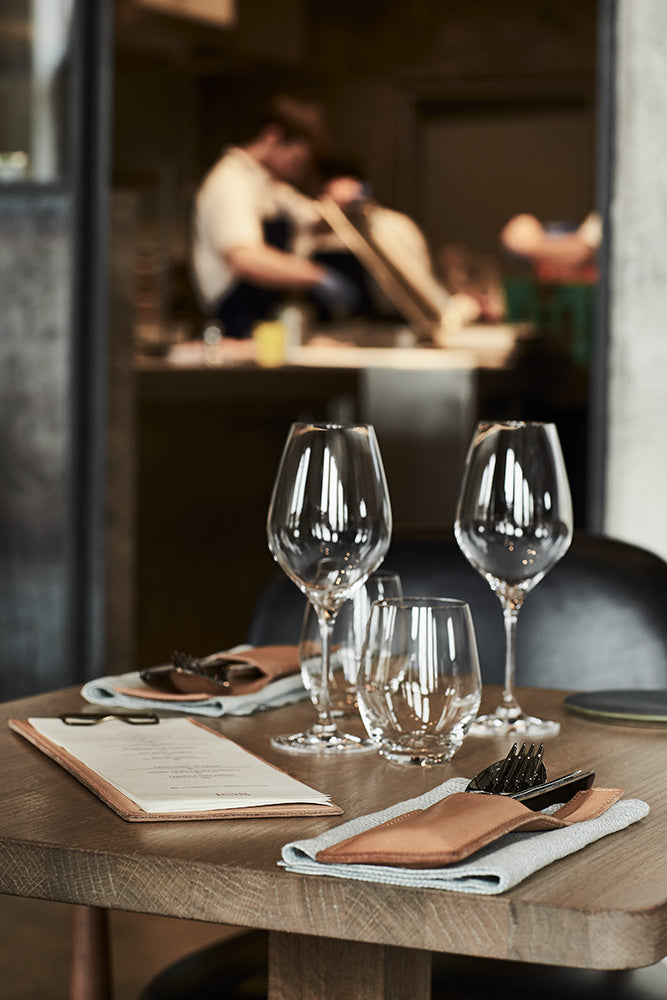 Table Noir - aterimet 108 - Brilliant