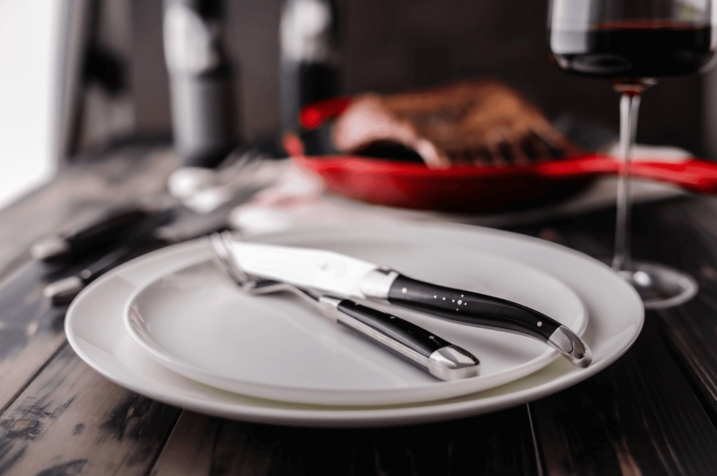 Forge De Laguiole -veitset, joissa on tumman sarven kahvat