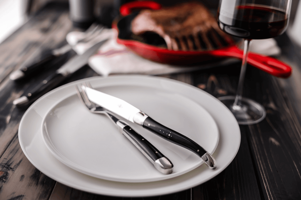 Forge De Laguiole -veitset, joissa on tumman sarven kahvat