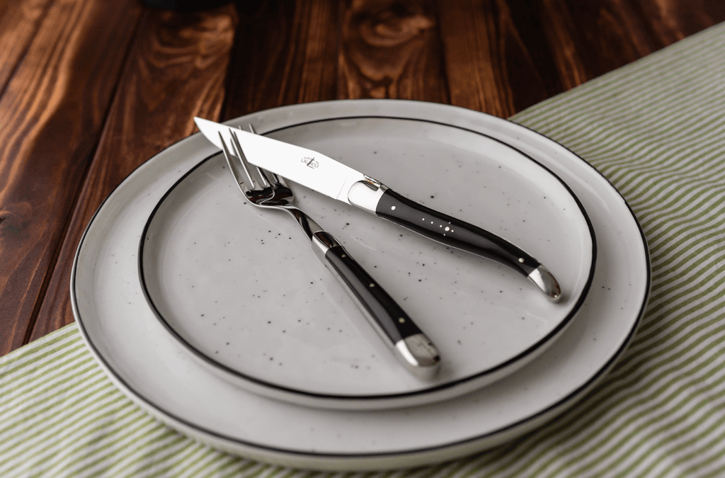 Forge De Laguiole -veitset, joissa on tumman sarven kahvat