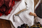 Forge De Laguiole Sommelier -korkkiruuvi, jossa on vaalea sarvi ja korkeakiiltoinen viimeistely.