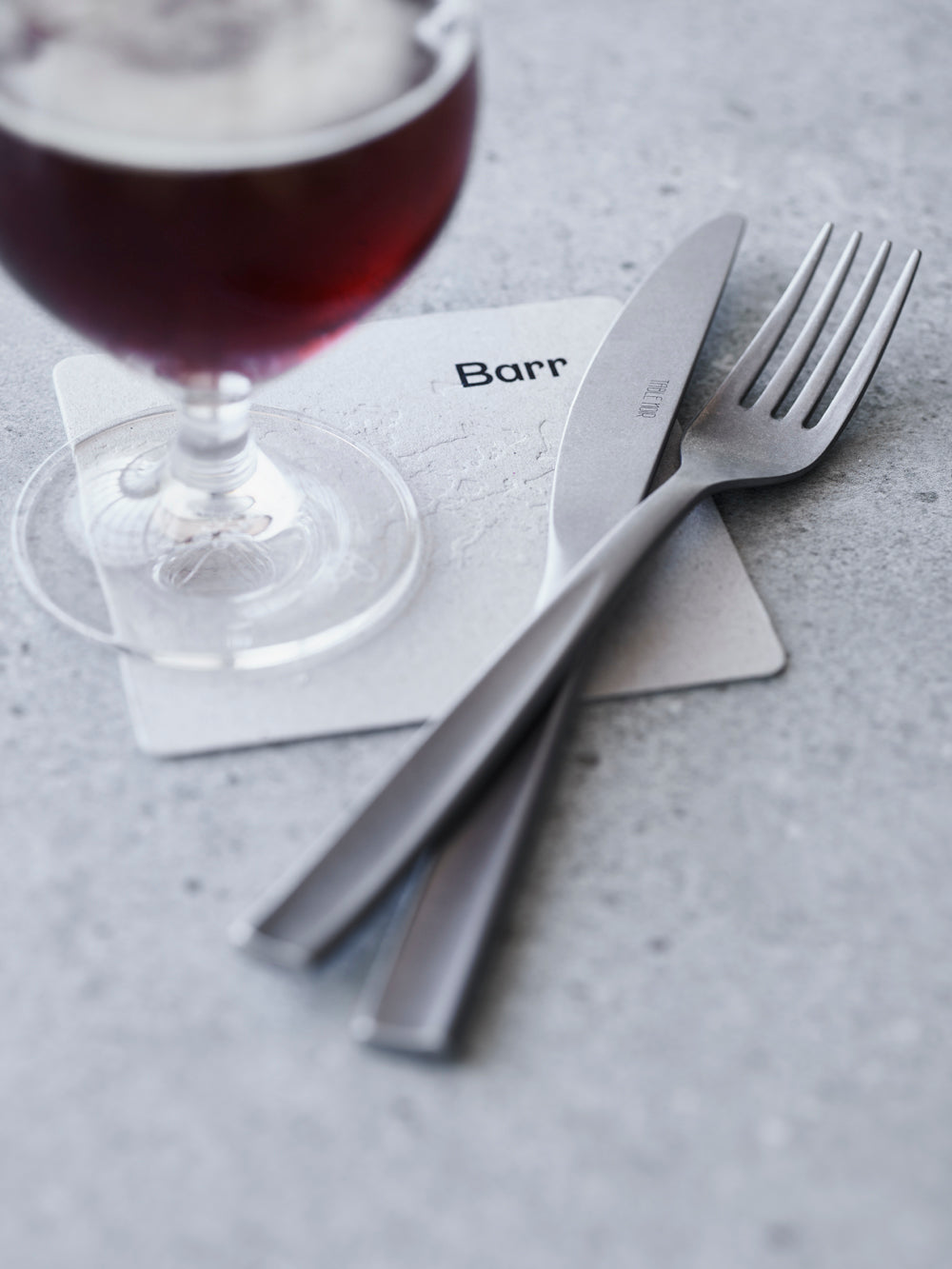 Table Noir - Barr-aterimet kivipestyllä viimeistelyllä