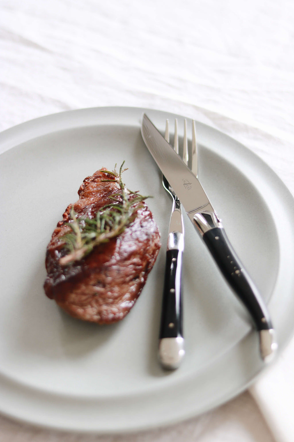 Forge De Laguiole -veitset, joissa on tumman sarven kahvat