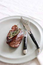 Forge De Laguiole -veitset, joissa on tumman sarven kahvat